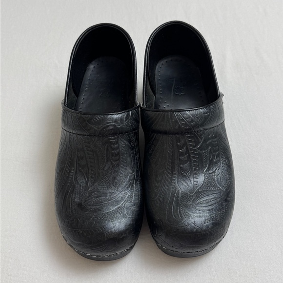 Dansko Black Tooled Leather Clogs Size EU 40 Classic Casual Comfort Retro Fall - Picture 1 of 15
